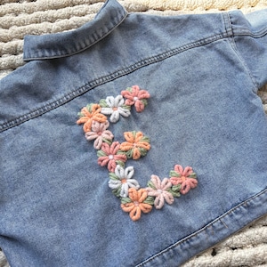 Personalisierte Kinder Jeansjacke | Blumen Initiale