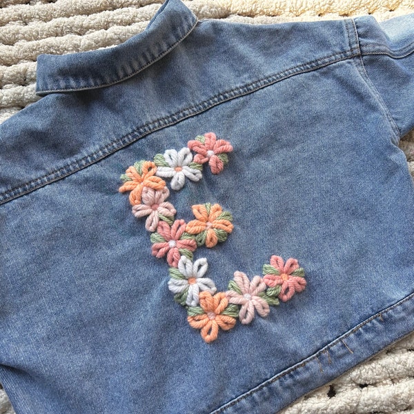 Personalisierte Kinder-Jeansjacke | Florale Initiale