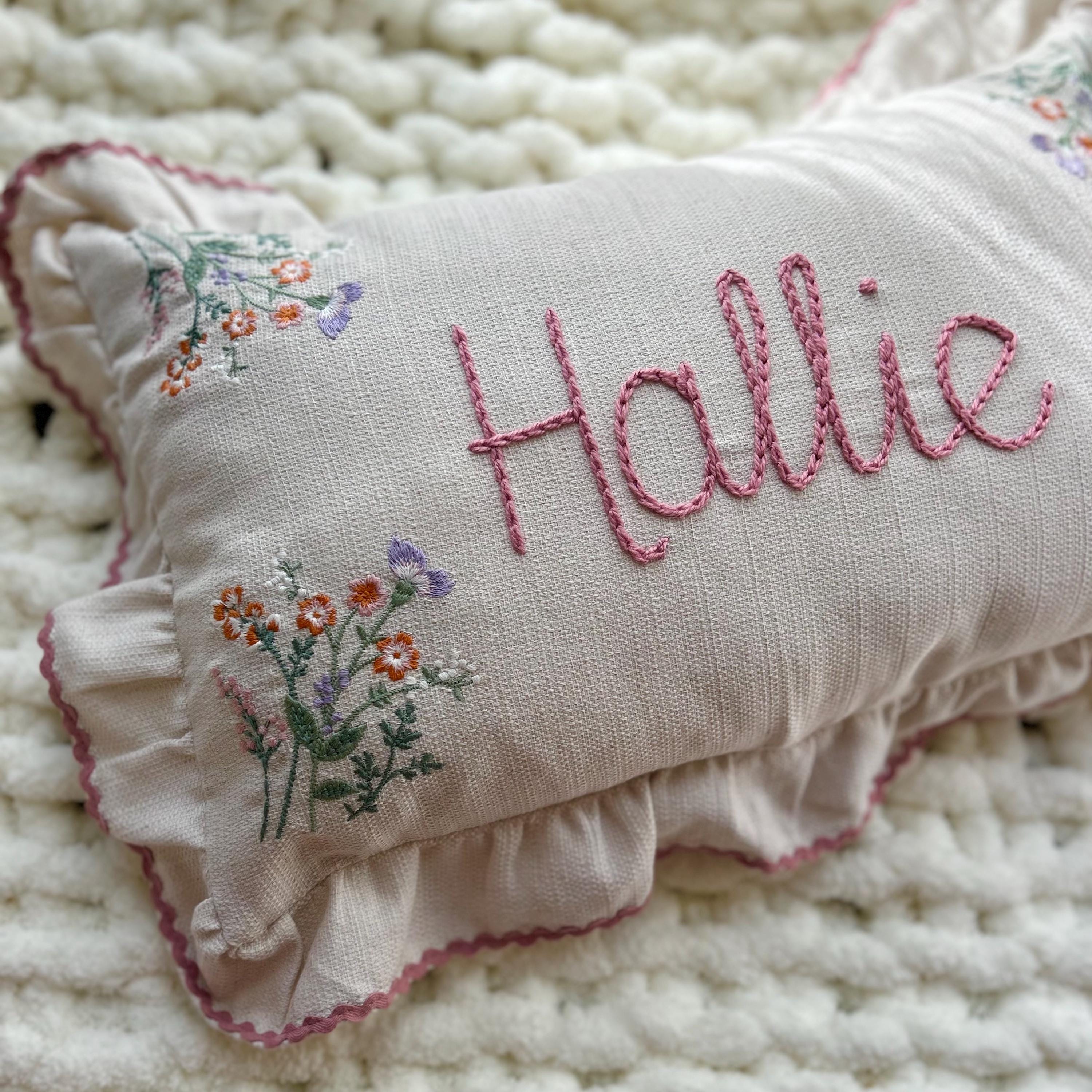 Coussins Shabby Toile à matelas, broderie, dentelle et monogrammes