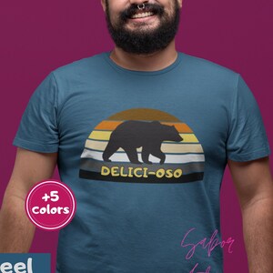 Gay Bär Flagge Retro Sonnenuntergang Shirt | Spanisches Delici-Oso Latein Tee | Queer Latein| LGBTQ Pride Spanien| Camiseta Delicioso | POC eigenes Geschäft