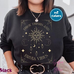Cuisses épaisses et sweat-shirt Witchy Vibes| Bruja Vibes Crewneck| Costume Latino| Sweat-shirt sorcière latina| Spanglish drôle| Cadeau pour les sorcières