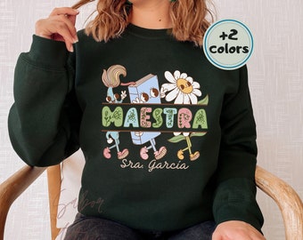 Sweat-shirt prof de latina| Ras du cou Maestra personnalisé| Cadeau personnalisé pour la rentrée scolaire | Enseignement bilingue| Rétro groovy| Cadeau de professeur de latinx