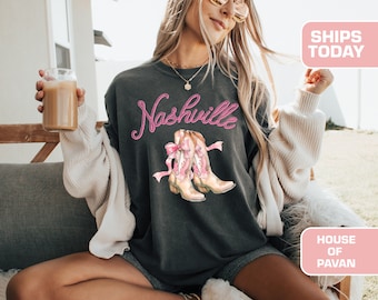 Nashville Cowgirl Stiefel Shirt, Kokette Western Grafik T-Shirt, Country Konzert Outfit, Bachelorette Shirt, Vintage Comfort Colors® T-Shirt