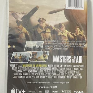 Puede incluir: Caja de DVD de la miniserie "Masters of the Air". La portada muestra aviadores con uniformes de la Segunda Guerra Mundial frente a un avi&oacute;n. Se muestra el t&iacute;tulo, el reparto y los cr&eacute;ditos de producci&oacute;n. El logotipo de Apple TV+ es visible.