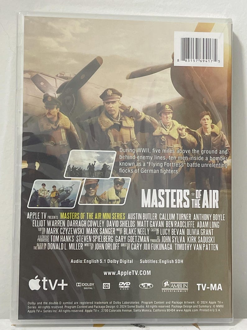 Puede incluir: Caja de DVD de la miniserie "Masters of the Air". La portada muestra aviadores con uniformes de la Segunda Guerra Mundial frente a un avi&oacute;n. Se muestra el t&iacute;tulo, el reparto y los cr&eacute;ditos de producci&oacute;n. El logotipo de Apple TV+ es visible.
