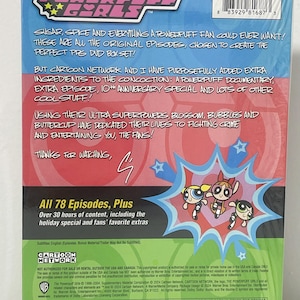 Puede incluir: El set de caja de DVD de la serie completa de las Chicas Superpoderosas presenta un dise&ntilde;o rosa, verde y azul con el logotipo del programa y los personajes Blossom, Bubbles y Buttercup. La parte posterior de la caja incluye informaci&oacute;n sobre la serie, incluido el n&uacute;mero de episodios y las funciones adicionales. El set de caja de DVD est&aacute; clasificado como PG.