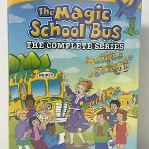 Può includere: Un autobus scolastico giallo con le parole "Wahoo!" sul davanti. L'autobus è circondato da bambini e dalla signorina Frizzle, l'insegnante del popolare programma per bambini "The Magic School Bus". La confezione del DVD presenta il titolo "The Magic School Bus: The Complete Series" e il logo Scholastic.