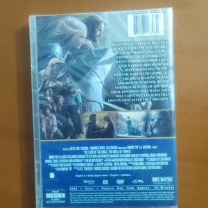 K&ouml;nnte beinhalten: Eine DVD-H&uuml;lle f&uuml;r "Der Herr der Ringe: Die Ringe der Macht" zeigt ein Landschaftsbild von zwei Figuren mit einem Berg im Hintergrund. Auf der R&uuml;ckseite der H&uuml;lle befindet sich Text, der die Handlung und die Besetzung beschreibt.