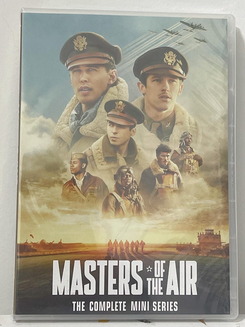 Puede incluir: Caja de DVD de "Masters of the Air: The Complete Mini Series". La portada presenta retratos de hombres con uniformes militares y equipo de aviador, con aviones y un cielo nublado de fondo. El t&iacute;tulo se muestra en texto blanco.