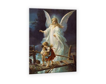 Op de afbeelding: Een schilderij van een beschermengel met vleugels, die een witte jurk draagt, staand op een houten brug over een beek. Twee kinderen, een jongen en een meisje, lopen over de brug en kijken omhoog naar de engel.