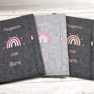 Zeugnismappe mit Namen bestickt, personalisiertes Geschenk zur Einschulung für Jungs Mädchen, Design Regenbogen, Organizer für Zeugnisse