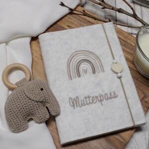 Mutterpasshülle aus Filz mit Regenbogen // optional personalisiert // Geschenk Schwangerschaft // Schutzhülle Mutterpass // kleines Wunder