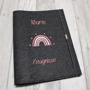 Zeugnismappe personalisiert mit Namen bestickt, Geschenk zur Einschulung für Jungs Mädchen, Design Regenbogen, Organizer für Zeugnisse
