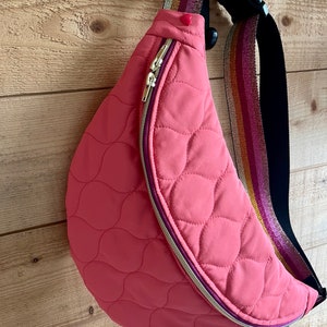 Maxi bananväska XL quiltad korallhjärta med rosa glittrigt regnbågsband