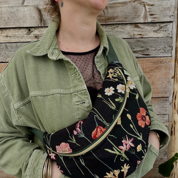 XL jacquard herbarium midjeväska med tryck av vildblomsäng