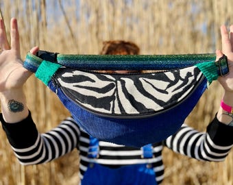 Maxi banana bag XL corduroy electric blue zebra green with glittery strap