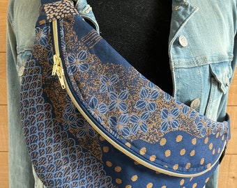 Maxi banana bag XL jacquard navy blue gold Japanese graphic