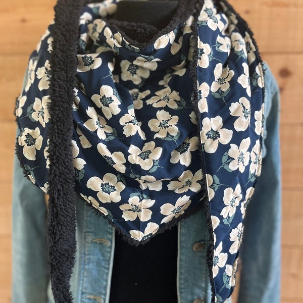 Maxi chèche foulard douillet fleuris marine .