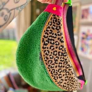 Maxi banane xl  colorée couleurs vives Teddy vert vif léopard vert néon rose cœurs multicolore fluo eighties sangle pailletée