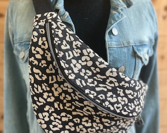 Maxi banana bag XL chic leopard panther jacquard