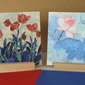 Dois cartões de felicitações com envelopes, cartão postal, pintura chinesa. Flores de tulipa, flor de lótus e bambu.