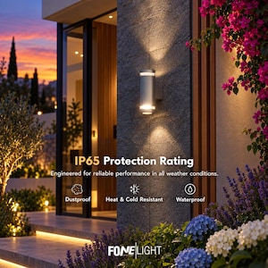 Può includere: Una lampada da parete per esterni cilindrica color argento montata su una parete in pietra scura, che emette luce verso l'alto e verso il basso. Il testo recita IP65 Protection Rating, Engineered for reliable performance in all weather conditions, Dustproof, Heat & Cold Resistant, Waterproof e FONE LIGHT.