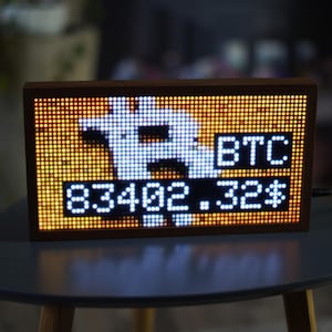 Painel de madeira com cotações de criptomoedas e ações | Display LED com cotação do Bitcoin ao vivo | Presente para investidores e traders do mercado de ações | Fabricado na Alemanha