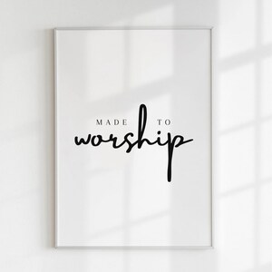 Könnte beinhalten: Ein weißer gerahmter Druck mit schwarzem Text, der "MADE TO worship" in einer handschriftlichen Schriftart lautet.