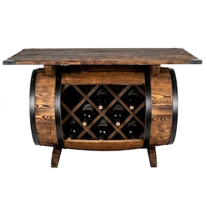 Puede incluir: Una mesa botellero rústica construida a partir de un barril de madera reutilizado con un acabado teñido oscuro. El barril presenta bandas de metal negro y una mesa rectangular plana. Una rejilla en forma de diamante sostiene botellas.