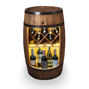 Può includere: Una botte di vino in legno marrone con un portabottiglie integrato. La botte ha fasce metalliche e una sezione per riporre le bottiglie di vino. L'interno è illuminato, mostrando le bottiglie esposte. Il portabottiglie contiene diverse bottiglie.