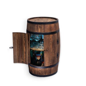 Può includere: Un mobile a forma di botte in legno con una porta a cerniera, che rivela un ripiano e spazio interno. Il mobile è realizzato in legno marrone scuro con fasce metalliche nere. All'interno, ci sono calici e bottiglie.
