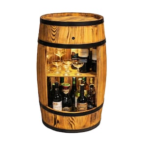 Può includere: Una botte di vino in legno trasformata in un bar. La botte ha una finitura in legno naturale con cerchi in metallo nero. L'interno presenta ripiani forniti di bottiglie di vino e bicchieri, tra cui flûte.