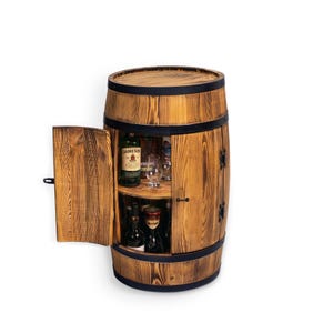 Può includere: Un mobile a forma di botte in legno con anta a cerniera, che mostra un design rustico. Il mobile è realizzato in legno marrone chiaro con fasce metalliche scure. All'interno, ripiani espongono bottiglie di liquore e vetreria.