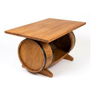 Peut inclure: Une table rectangulaire en bois dotée d'un plateau plat soutenu par une base en forme de tonneau horizontal. Le tonneau est fabriqué en bois brun clair avec des bandes métalliques sombres et repose sur deux pieds en bois pour la stabilité.