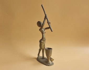Vintage afrikanische Tribal Art Bronze Figur, antike Cote D'Ivoire Frau Pounding Hirse Statuette