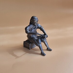 Vintage sittande plåtslagare Daalderop Royal Holland Tennfigur Sällsynt, samlarbar plåtfigur