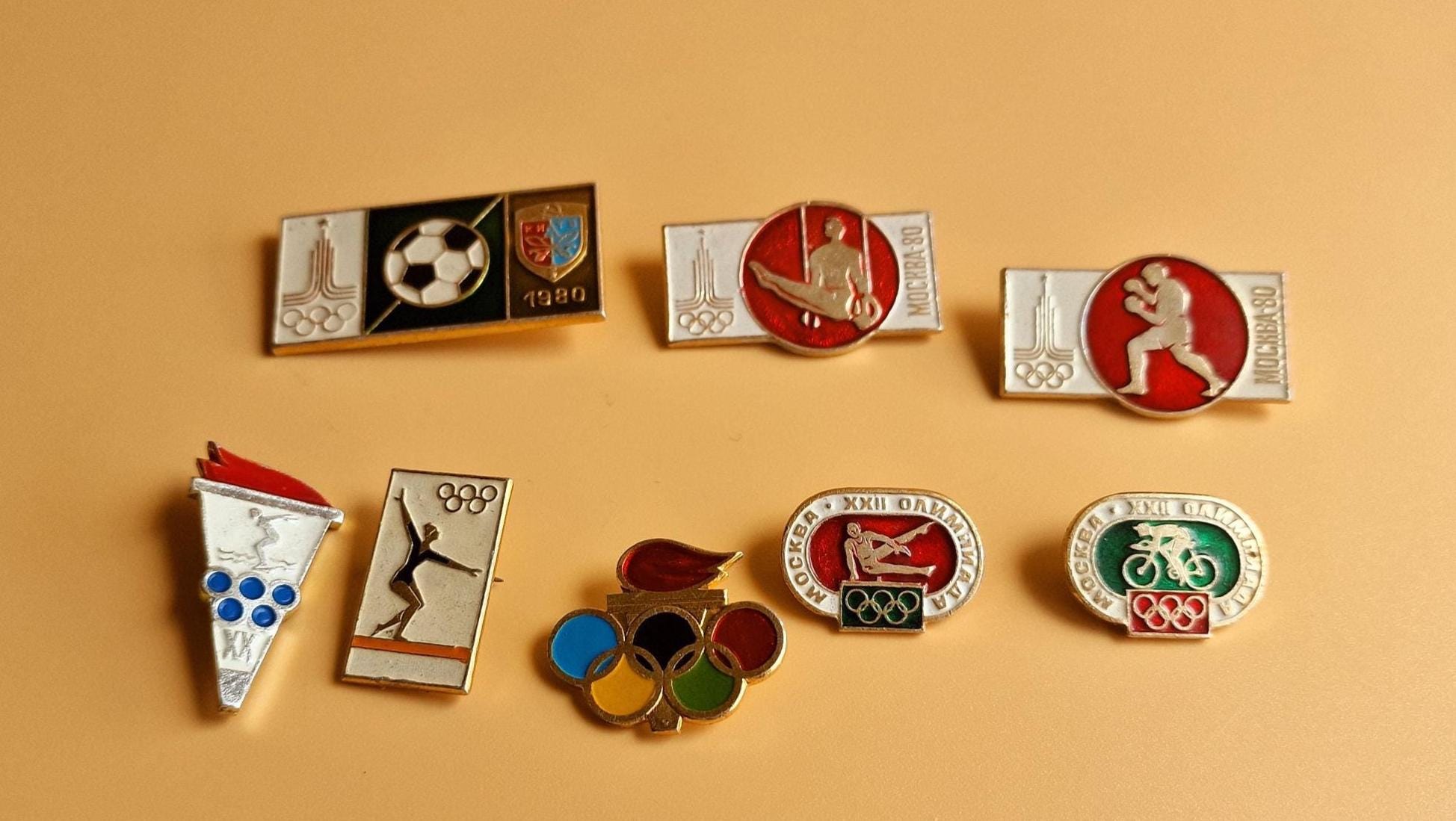 PIN'S JEUX OLYMPIQUE RUSSE CCCP ET MOSCOU 1980 EN METAL