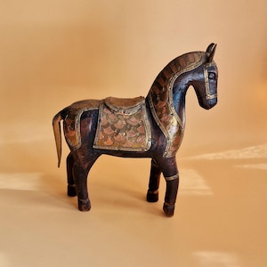 ヴィンテージの手彫り木製馬像：インドの真鍮銅装飾 - Etsy 日本