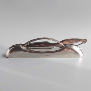 Cuchillo de cartas plateado de diseñador vintage con soporte marcado Nino Cerruti