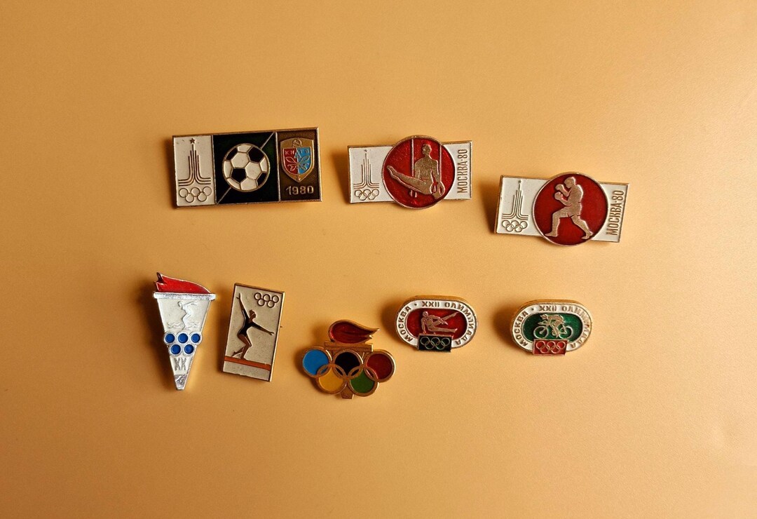 INSIGNES OU MÉDAILLE union soviètique lot de 4 EUR 8,00 - FR
