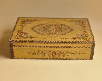 Grande scatola di legno vintage dipinta a mano, scatola di immagazzinaggio tradizionale bulgara fatta a mano, vecchia scatola di gioielli in legno