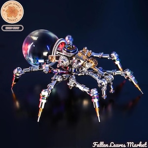 Pode incluir: Escultura detalhada de aranha steampunk feita de componentes metálicos, engrenagens e um globo de vidro. As pernas têm pontas pontiagudas e o corpo apresenta detalhes mecânicos intrincados. O logotipo Fallen Leaves Market é visível.