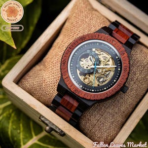 Herrklocka i trä, automatisk urtavla, sandelträ och ebenholts, graverad present