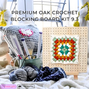 Può includere: Un kit di tavola per bloccare l'uncinetto in legno con un quadrato all'uncinetto colorato appuntato. Il kit include vari uncinetti, aghi e filati. Il testo sull'immagine recita "PREMIUM OAK CROCHET BLOCKING BOARD KIT 9.3".