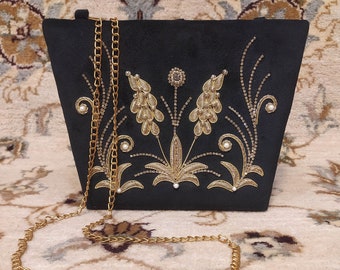 Special Crafted Women's Purse For Personal Use Easy