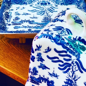 English ironstone Blue&white willow cloche(1973-1994)