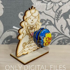 Könnte beinhalten: Ein digitaler Download eines druckbaren Prinzessinnen-Lolli-Halters. Der Halter ist aus Holz und zeigt eine Prinzessin mit einer Krone und einem Lutscher in der Hand. Der Text "ONLY DIGITAL FILES" ist auf der Basis des Halters aufgedruckt.