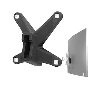 Puede incluir: Un soporte de pared para TV de plástico negro con cuatro puntos de montaje y un soporte de metal plateado. El soporte está diseñado para sujetarse a la parte posterior de un televisor de pantalla plana.