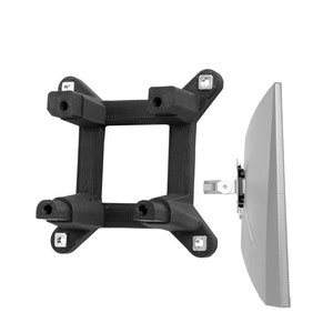 Könnte beinhalten: Schwarzer Monitorhalter aus Kunststoff mit vier Befestigungspunkten. Der Halter ist an einem silbernen Monitorarm befestigt.