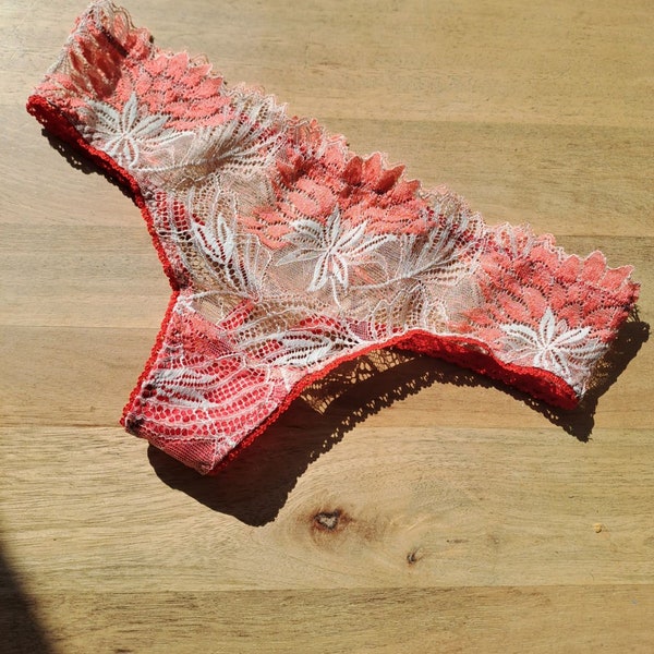 Lingerie tanga en dentelle de Calais couleur corail et vert d'eau